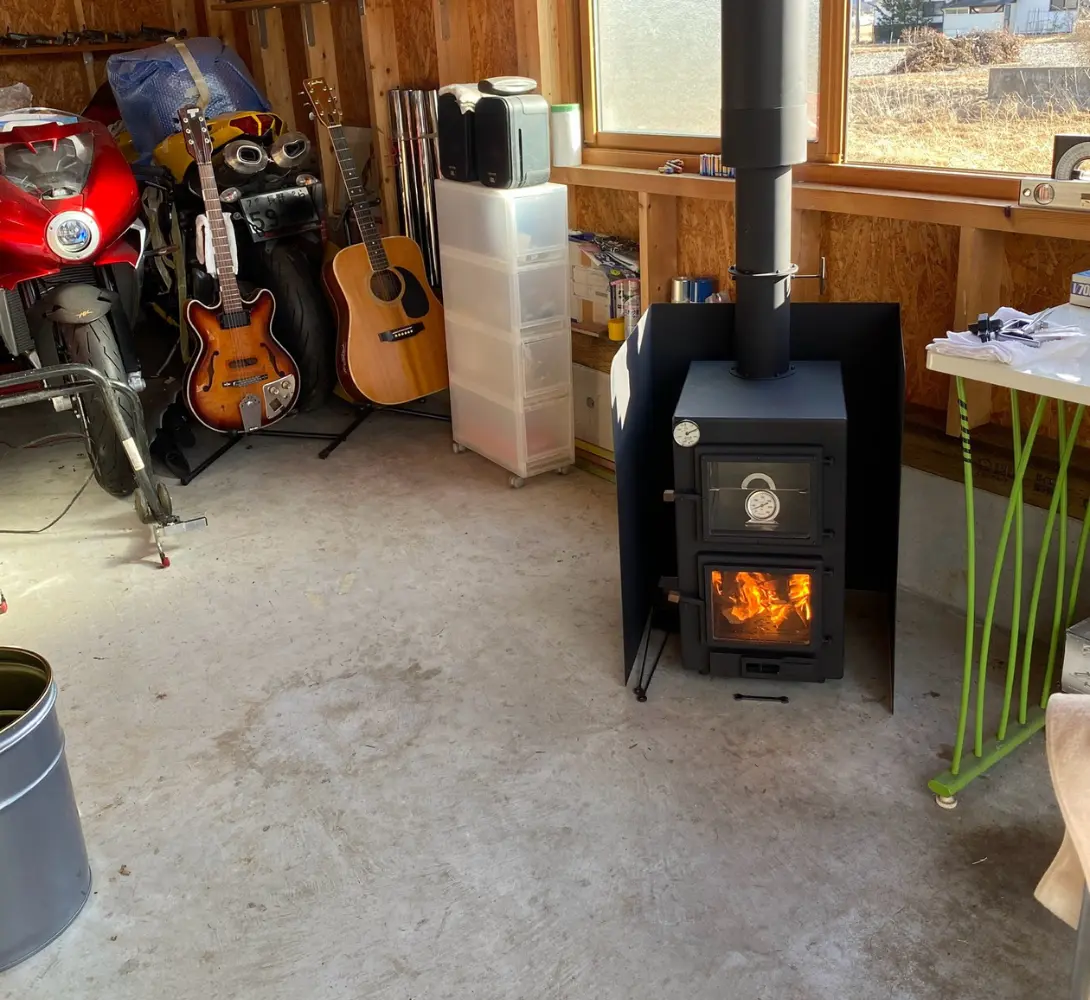 DC-CMとガレージ内の様子