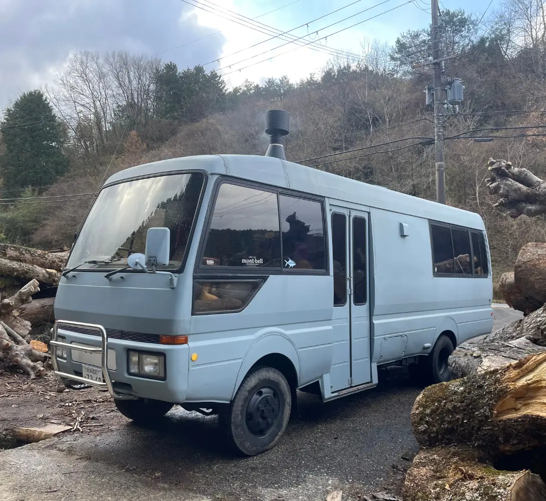 納入するバスの外観