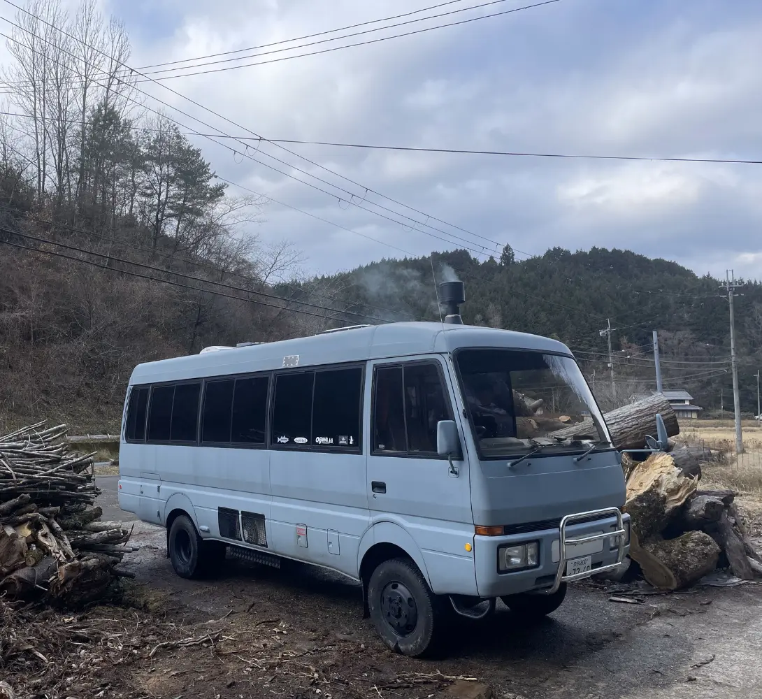 納入するバスの外観