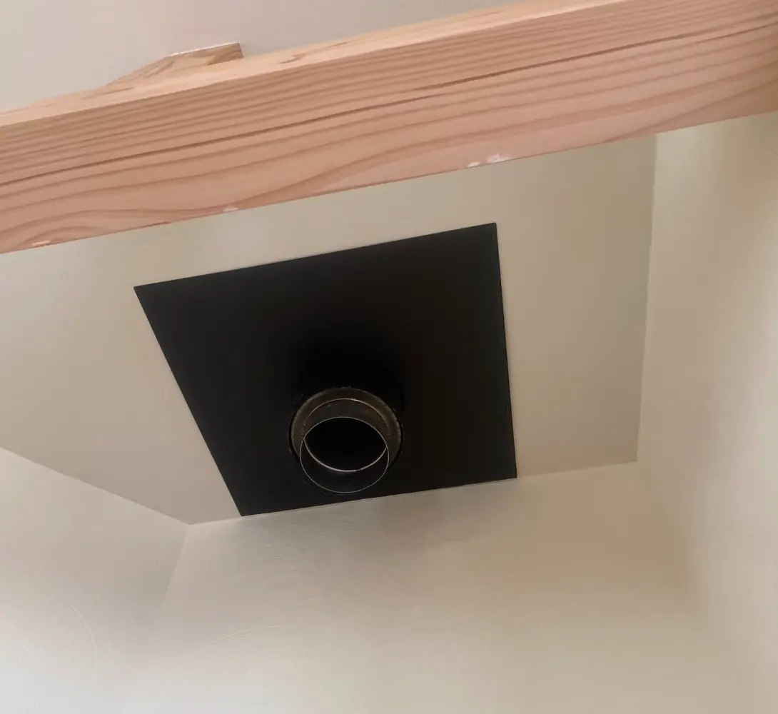 室内から見た煙突の様子