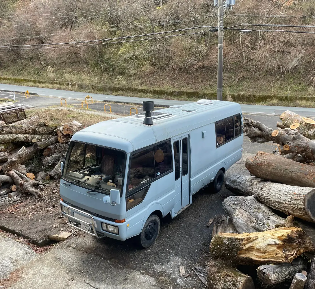 納入するバスの外観