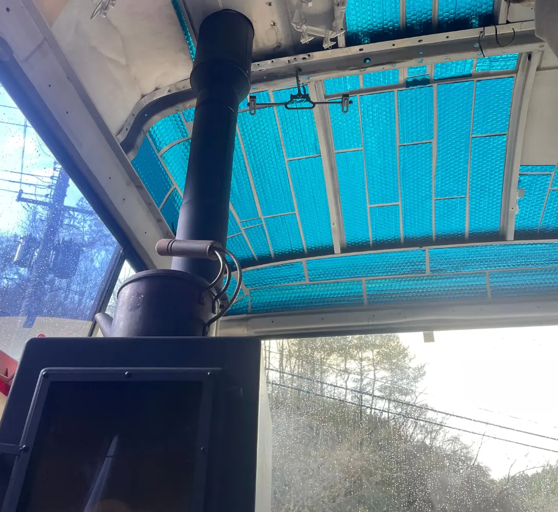 DC-CMとバスの天井