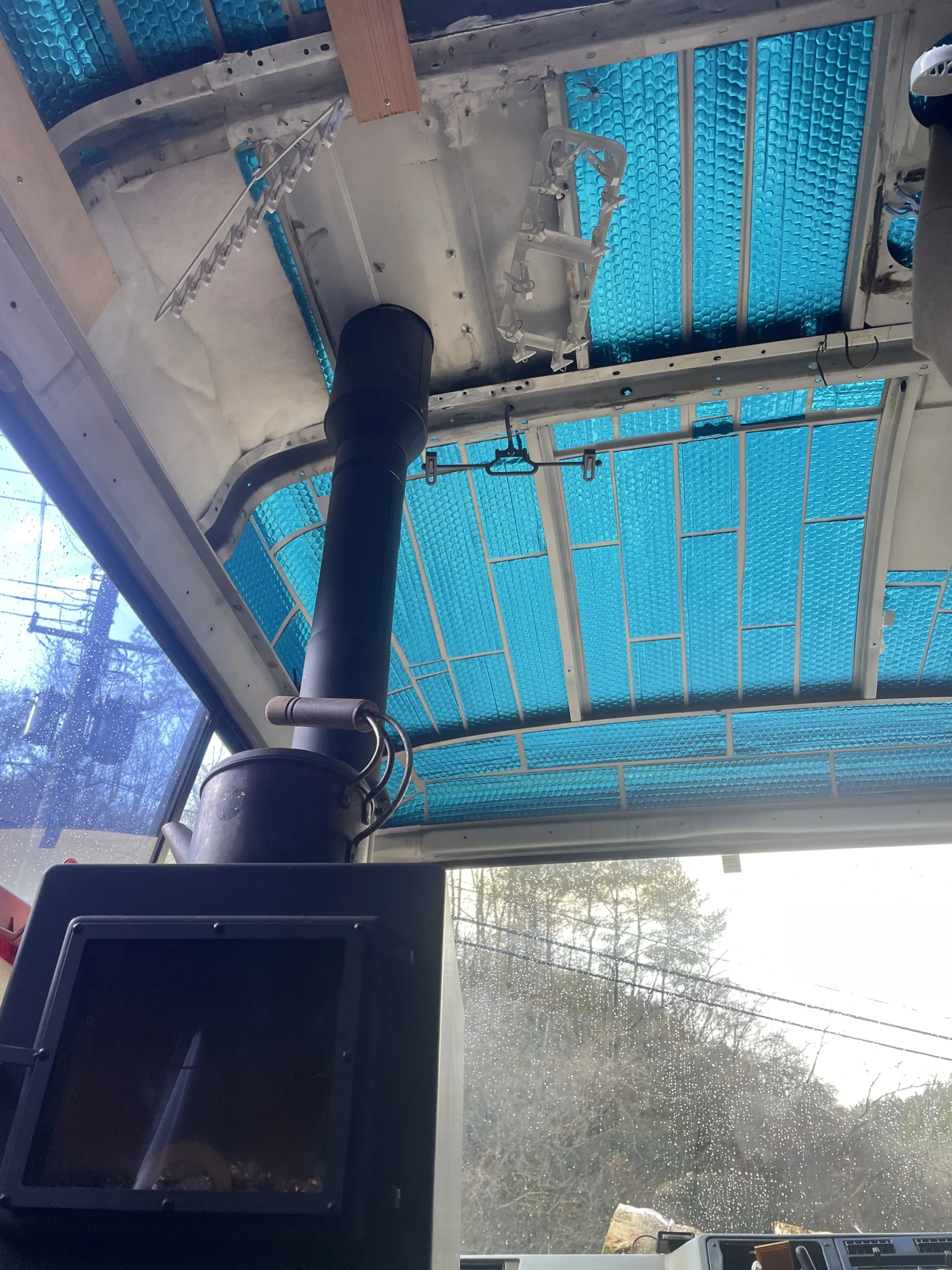 DC-CMとバスの天井