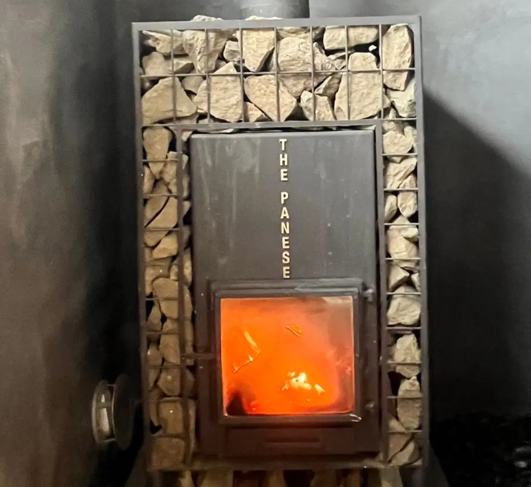 サウナ薪ストーブ火入れの様子