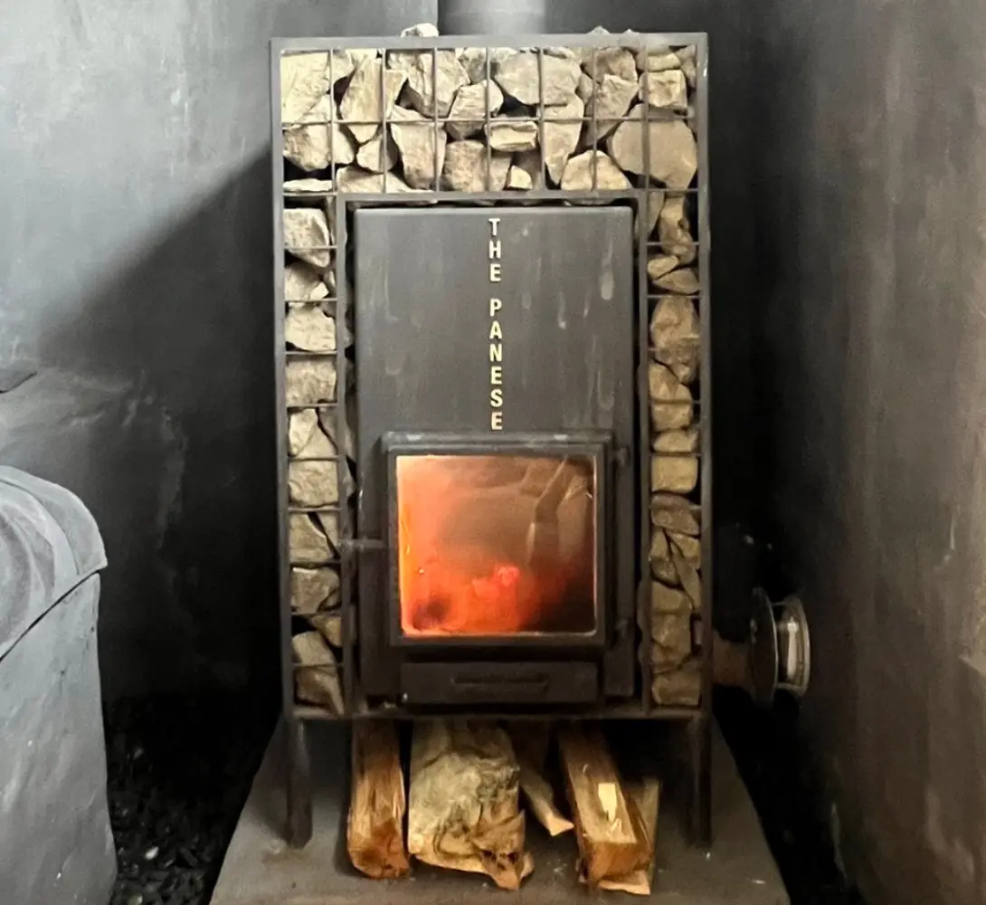 サウナ薪ストーブ火入れの様子