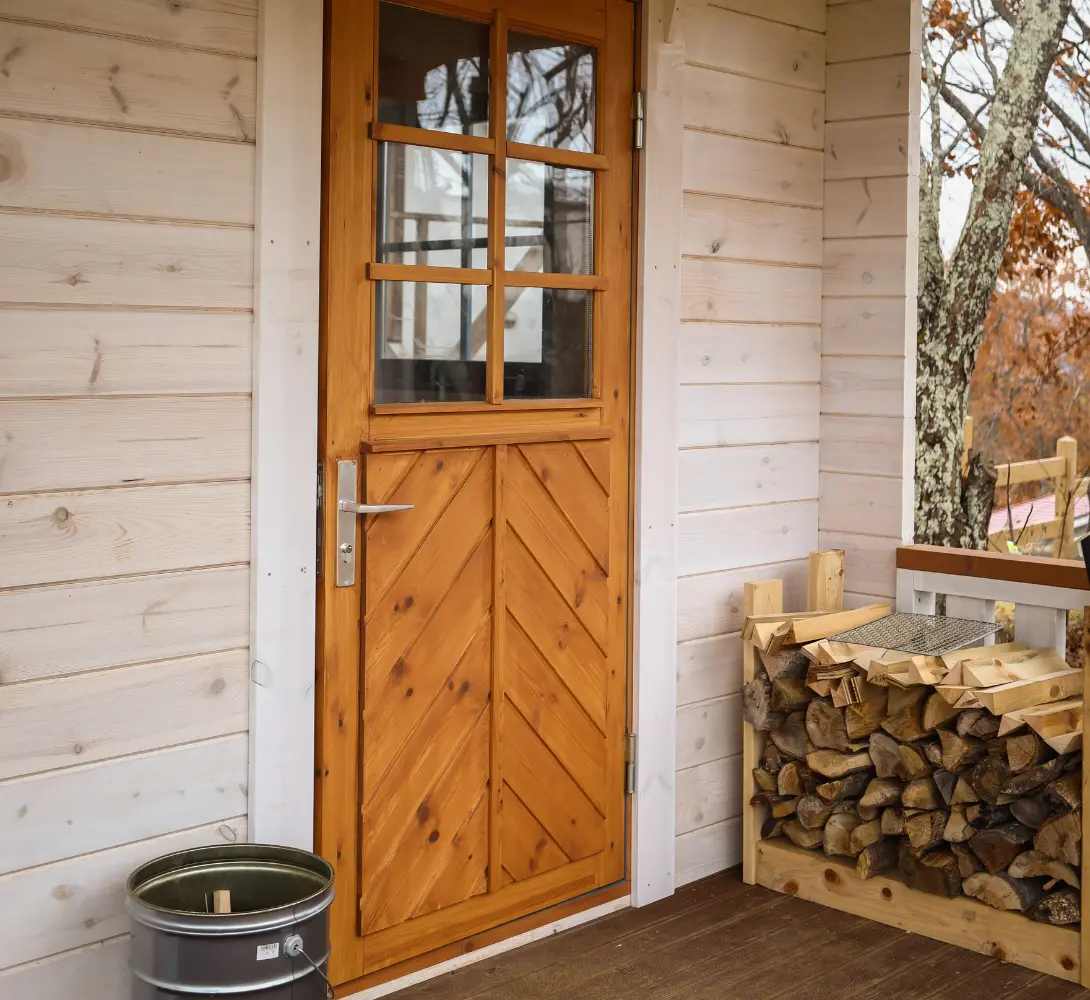 玄関前の薪置き場