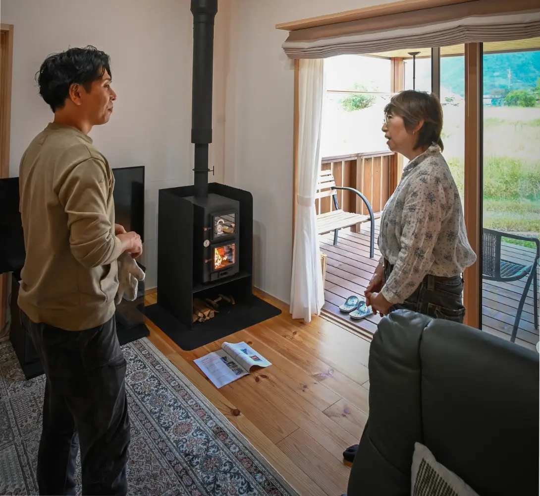 DC-CMの前でA様と代表佐藤が談笑している様子